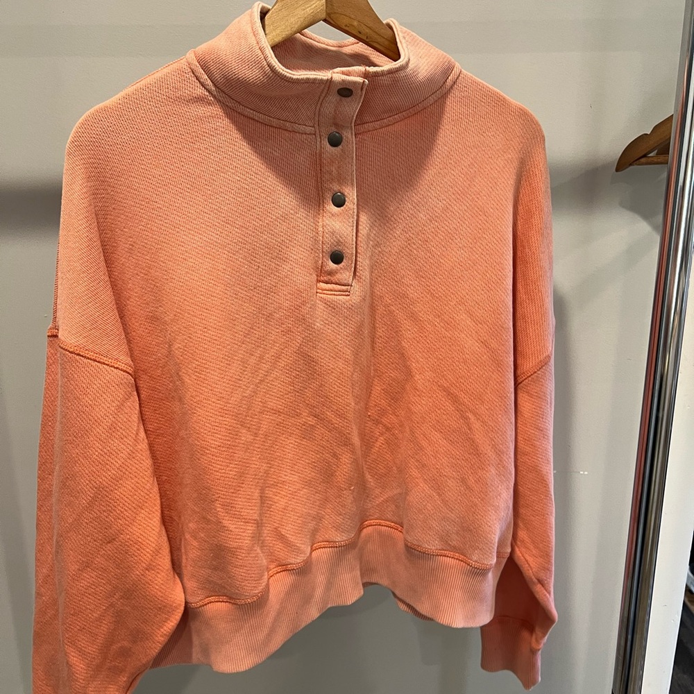 American Eagle L. Crewneck Sweater.